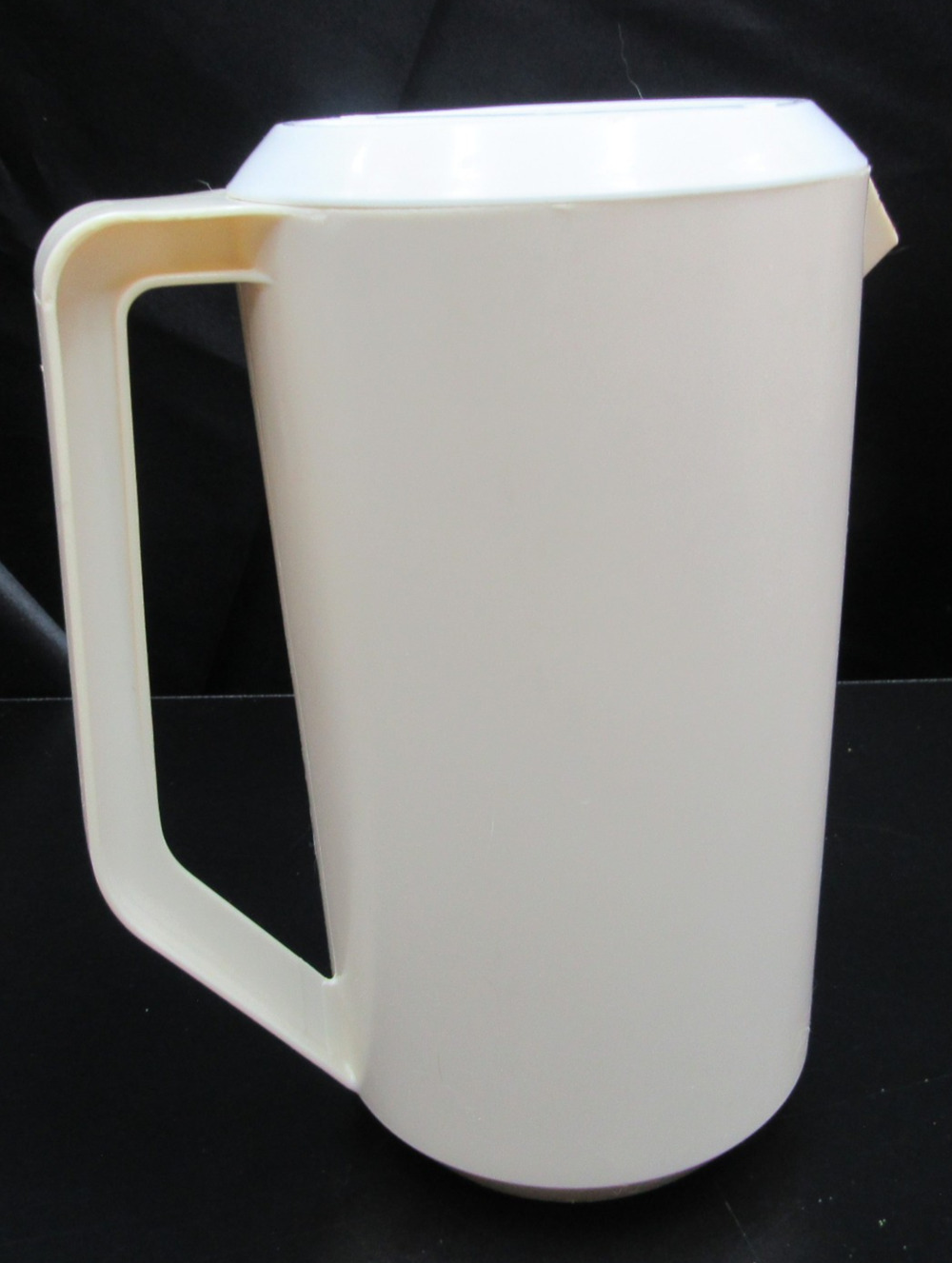 Vintage Rubbermaid 2129 Almond 2-1/4 Quart Pitcher w/ Slotted Lid